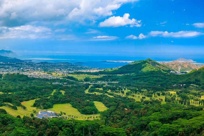 Private Green and Blue Circle Island Oahu Tour (se habla espanol) - Byodo-In Temple and the sound of the sacred bell