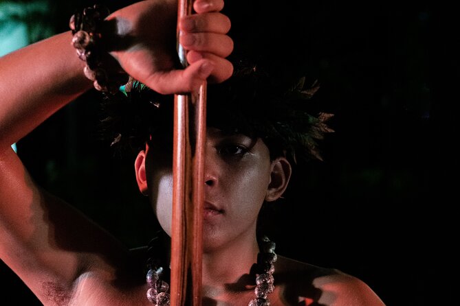 Queens Waikiki Luau with Dinner Buffet and Cultural Activities - The fire knife finale