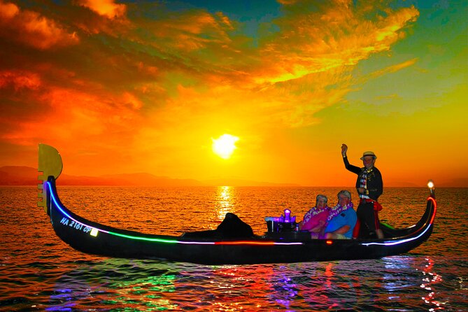 Valentine's Venetian Gondola Cruise in Waikiki - Meeting the gondola at Ala Moana Boulevard