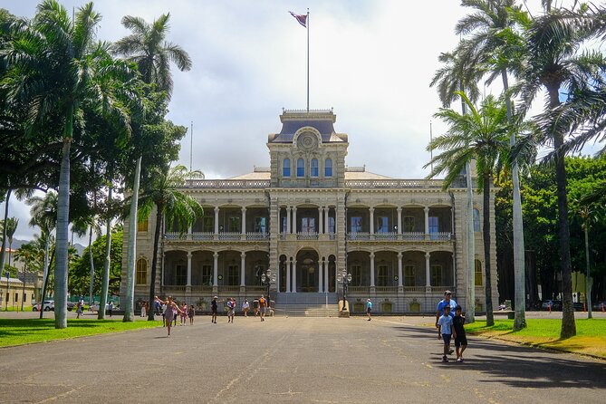 Waikiki Trolley Red Line Heroes & Legends Hop-on Hop-off Tour - Why the commentary matters more than the vehicle