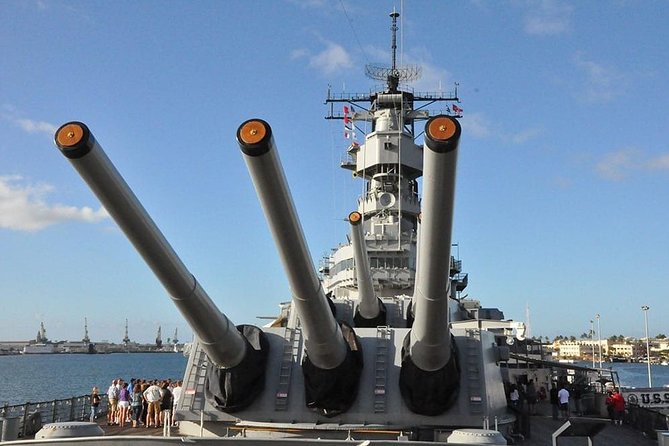 WWII Pearl Harbor Heroes Deluxe Tour - Pearl Harbor Aviation Museum: aircraft and lunch together